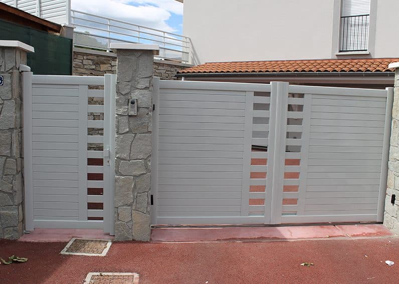 Portail aluminium blanc à claire-voie
