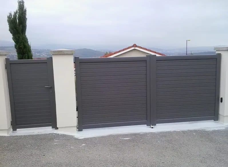 Portail aluminium gris avec portillon assorti