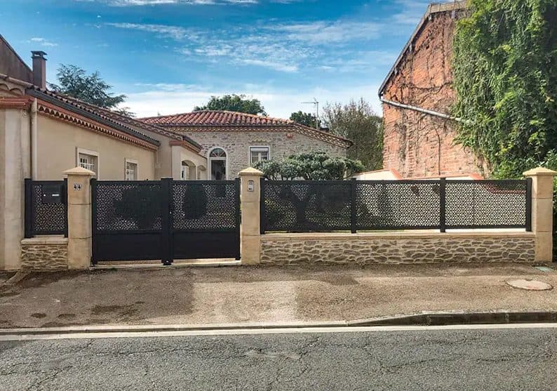 Portail aluminium noir avec motif ajouré