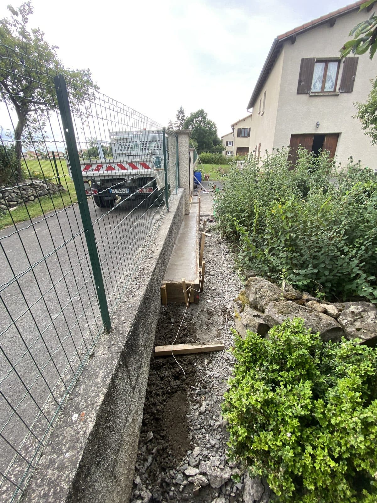 Coulage d'un seuil béton avant pose d'un portail
